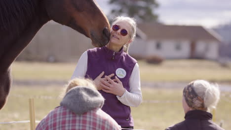 FEEL-facilitator-next-to-horse-leads-equine-assisted-therapy-workshop