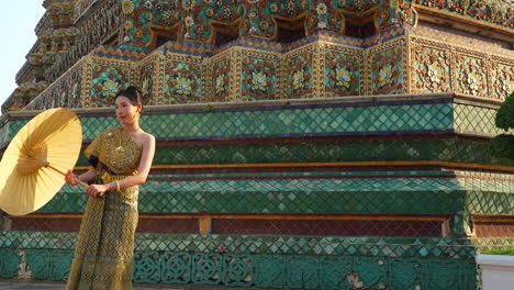 Mujer-Tailandesa-Con-Vestido-Amarillo-Posando-En-La-Sesión-De-Fotos-Del-Templo-Wat-Pho