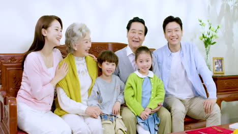 Attraktives-Portrait-Asiatische-Große-Mehrgenerationen-glückliche-Familie-Mit-Kindern-Feiert-Ein-Fröhliches-Fest-Zusammen-Mit-Einem-Lächelnden-Gesicht-In-Einem-Warmen-Haus