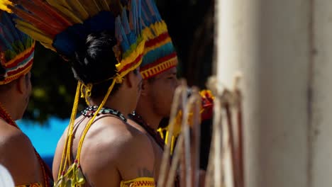 Cámara-Lenta-De-Hombres-Indígenas-Amazónicos-Con-Tocados-Tradicionales