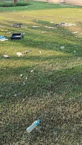 Müll-Und-Plastikmüll-Verunreinigen-Den-Park-Nach-Überschwemmungen-Durch-Rekordniederschläge-In-Den-Vereinigten-Arabischen-Emiraten