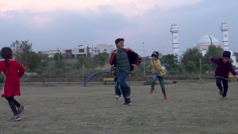 La-Escena-Incluye-Niños-Jugando-Felices-En-El-Parque,-Creando-Una-Atmósfera-Alegre-Mientras-Corren