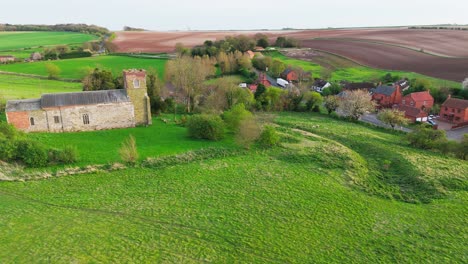 Luftaufnahmen-Einer-Drohne-Von-Einem-Kleinen-Dorf-Namens-Burwell-In-Lincolnshire-Im-Vereinigten-Königreich