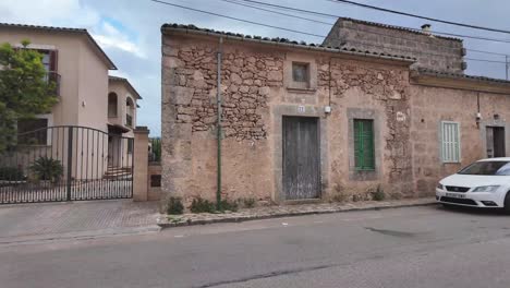 Algaida-En-La-Isla-Balear-De-Mallorca-Calle-Con-Casas-De-Piedra-Caliza-Y-Coches-Aparcados-En-La-Calle