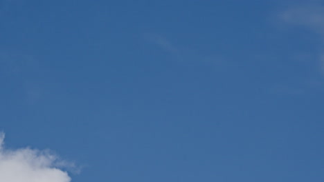 Vista-Teleobjetiva-Abstracta-De-La-Nube-Moviéndose-En-El-Cielo-Azul,-Timelapse-Con-Espacio-De-Copia