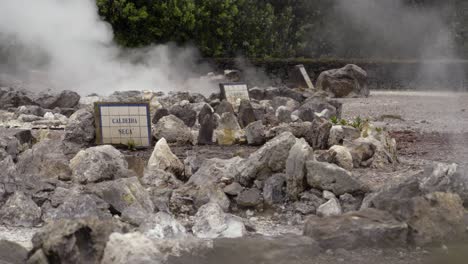 Toma-De-Camión-En-Movimiento-Lento-De-Un-Manantial-Volcánico-Caliente-Natural-En-Las-Azores,-Primer-Plano