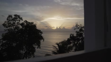 Zeitraffer-Des-Sonnenuntergangs-über-Dem-Karibischen-Meer-Mit-Blick-Vom-Holzbalkon