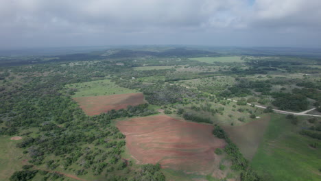 Vista-Aérea-De-Los-Campos-En-Un-Rancho-En-La-Región-Montañosa-De-Texas.