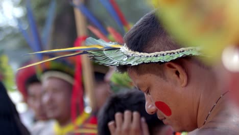 Nahaufnahme-Eines-Jungen-Indigenen-Mannes-Mit-Wunderschöner-Kopfbedeckung-Und-Gesichtsbemalung