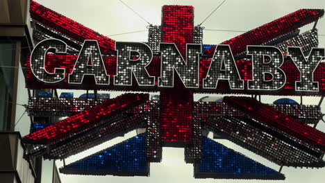 Cartel-De-Carnaby-Colgado-En-El-Aire---Union-Jack,-Carnaby-Street,-Londres,-Día,-Primer-Plano