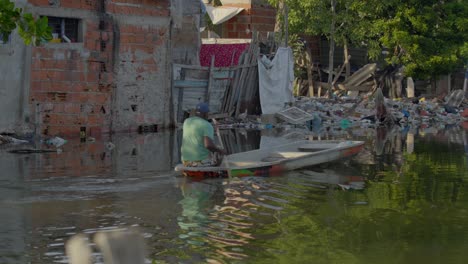 Un-Hombre-Rema-Su-Canoa-En-Un-Río