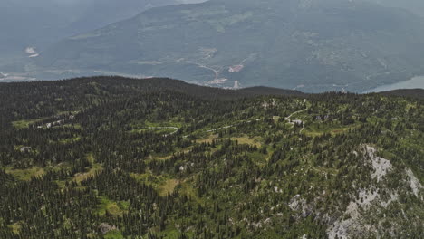 Mt.-Revelstoke,-BC,-Kanada,-Luftaufnahme-V2,-Vogelperspektive,-Drohnenüberflug-Und-Um-Den-Bewaldeten-Berggipfel-Herum,-Die-Schönheit-Der-Natur-Einfangend-–-Aufgenommen-Mit-Mavic-3-Pro-Cine-–-Juli-2023