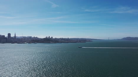 Toma-Aérea-De-Un-Dron-De-Un-Barco-Grande-En-La-Bahía-De-San-Francisco-Cerca-De-San-Francisco