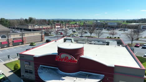 Aufsteigendes-Dröhnen-Des-Red-Robin-Restaurants-In-Amerika-An-Sonnigen-Tagen