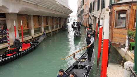 Gondola-Ride-At-The-River-Channels-In-The-Historic-Town-Of-Venice,-Italy