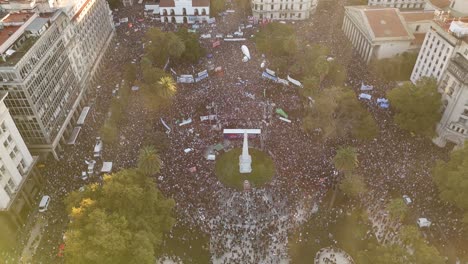 Imágenes-De-Drones-De-La-Multitud-En-La-Plaza-De-Mayo-Durante-La-Protesta-Antipresidencial