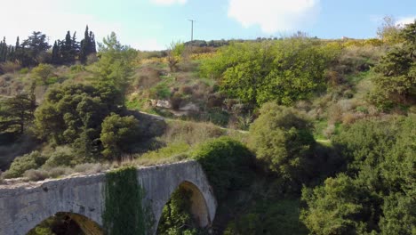 Antikes-Steinaquädukt-Auf-Kreta:-Luftaufnahme-Eines-Historischen-Bauwerks,-Das-Sich-über-Ein-Grünes-Tal-Erstreckt