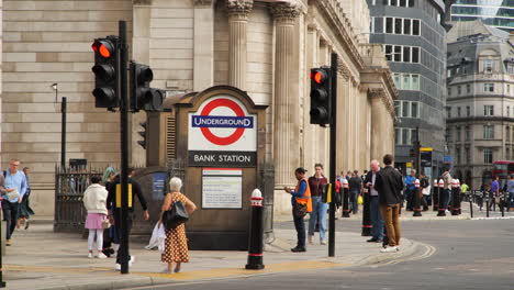 Unterirdischer-Eingang-Der-Bank-Station-In-Der-Nähe-Der-Bank-Of-England,-Mit-Geschäftigem-Fußgängerverkehr-Und-Verkehr-In-Bewegung