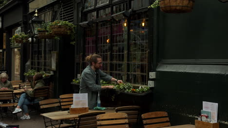 Mitarbeiter-Arrangiert-Blumen,-Shakespeare&#39;s-Head-Pub,-Carnaby-Street,-London,-Mittlere-Aufnahme,-Tag,-Außenansicht