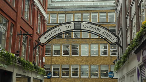 Willkommen-In-Der-Carnaby-Street-Schild-über-Der-Carnaby-Street-In-London,-Tag