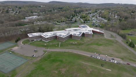 Drone-footage-Middle-school-located-in-Hamden,-Connecticut