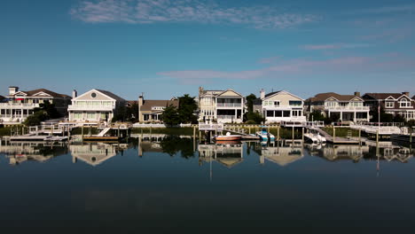 Pasando-Por-Las-Mansiones-Del-Puerto-De-Nueva-Jersey-Que-Proyectan-Un-Vívido-Reflejo-En-La-Bahía