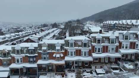 Aufgehende-Dorne-Aufnahme-Eines-Vorort-Wohngebiets-Mit-Reihenhäusern-Im-Winterschnee