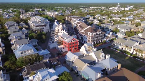 Un-Increíble-Video-De-Un-Dron-Sobrevolando-Barrett-Square-En-Rosemary-Beach,-Florida