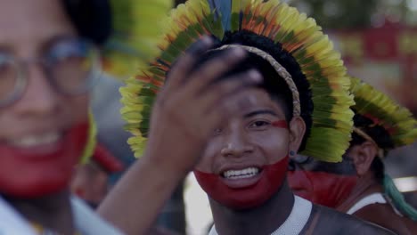 Un-Joven-Indígena-Amazónico-Se-Encuentra-Con-Una-Gran-Sonrisa-En-La-Marcha-Por-Sus-Derechos.