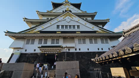 Gente-Frente-Al-Histórico-Castillo-De-Osaka,-Hora-Dorada-En-Japón,-Asia