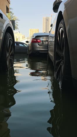 Coches-Estacionados-En-Las-Aguas-De-Las-Inundaciones-Después-De-Que-Lluvias-Récord-Azotaran-Los-Emiratos-Árabes-Unidos-En-Abril-De-2024.