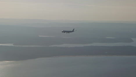 Avión-Volando-Sobre-Turquía-Cerca-De-Estambul-Con-Las-Ruedas-Hacia-Abajo