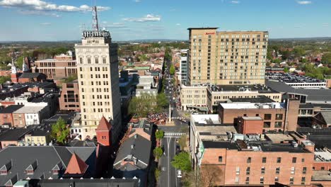 Marriott-Hotel-In-Lancaster-City-Und-Protestierende-Demokraten-Am-Penn-Square