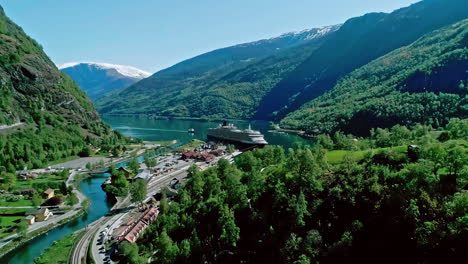 Antena-Pueblo-Flam-Noruega-Fiordo-Crucero-En-La-Costa-Valle-De-Las-Montañas