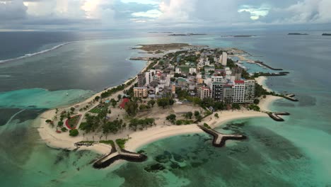Imágenes-Aéreas-De-Drones-Recorriendo-La-Isla-De-Maafushi-En-Las-Maldivas-Temprano-En-La-Mañana