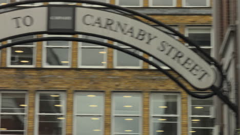 Schwenk-über-Willkommen-In-Der-Carnaby-Street-Schild-über-Carnaby-Street-London,-Tag