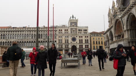 People-At-The-Tourist-Site-With-Saint-Mark's-Basilica-In-Venice,-Italy