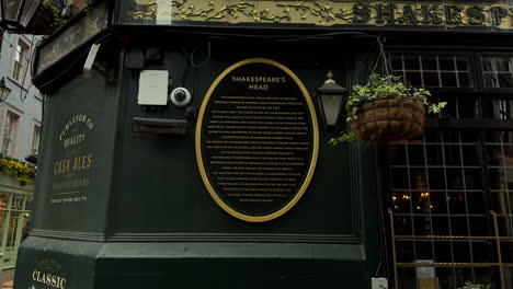 Close-up-of-sign-on-Shakespeare's-Head-pub,-Carnaby-Street,-London,-Close-Up,-Day,-Exterior