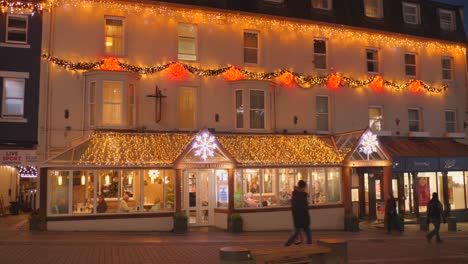 Stadtkneipe-Mit-Leuchtenden-Weihnachtslichtern-Und-Dekorationen-Geschmückt