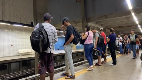 Multiple-commuters-catching-city-transport,-subway-station-platform