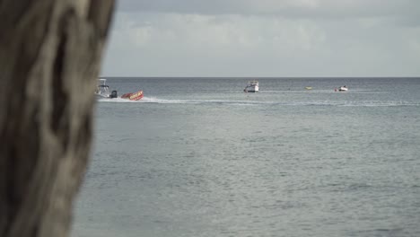 Barbados-Karibik-Meer-Ozean-Strand-Mit-Fettem-Boot-Auf-Dem-Wasser-Kreuzen