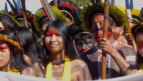 Reunión-En-Cámara-Lenta-De-Pueblos-Indígenas-Amazónicos-Con-Vibrantes-Atuendos-Ceremoniales