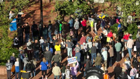 Gruppe-Von-Demonstranten-In-Einer-Kleinen-Amerikanischen-Stadt-Bei-Sonnenuntergang