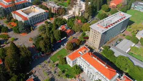 Universidad-De-California,-Berkeley-Vista-Aérea-Inclinada-Hacia-Abajo-Del-Campamento-Estudiantil-En-Solidaridad-Con-Gaza