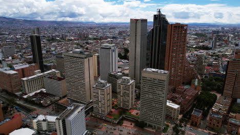 Luftbild-Kamerafahrt-Eines-Hochhauses-In-Der-Innenstadt-Von-Bogota,-Teilweise-Sonniges-Kolumbien