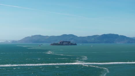 Drohnenschuss-Nach-Links,-Der-Die-Insel-Alcatraz-In-Der-Bucht-Von-San-Francisco-Zeigt