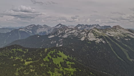 Mt.-Revelstoke,-BC,-Kanada,-Luftaufnahme-V3,-Atemberaubende-Aussichten,-Drohnenüberflug-über-Bewaldete-Berggipfel,-Erfassung-Hoch-Aufragender-Gipfel-Und-Unberührter-Schönheit-Der-Natur-–-Aufgenommen-Mit-Mavic-3-Pro-Cine-–-Juli-2023