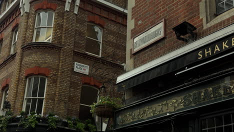 Shakespeare&#39;s-Head-Pub,-Carnaby-Street,-London,-Nahansicht,-Verkehrsschilder,-Foubert&#39;s-Place,-Great-Marlborough-Street,-Tag,-Außen