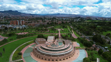 Drone-flying-over-the-Virgilio-Barco-Library-and-the-Simon-Bolivar-Park,-in-Bogota