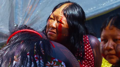 Una-Dama-Nativa-Del-Amazonas-Con-Un-Peinado-Tradicional-Especial.